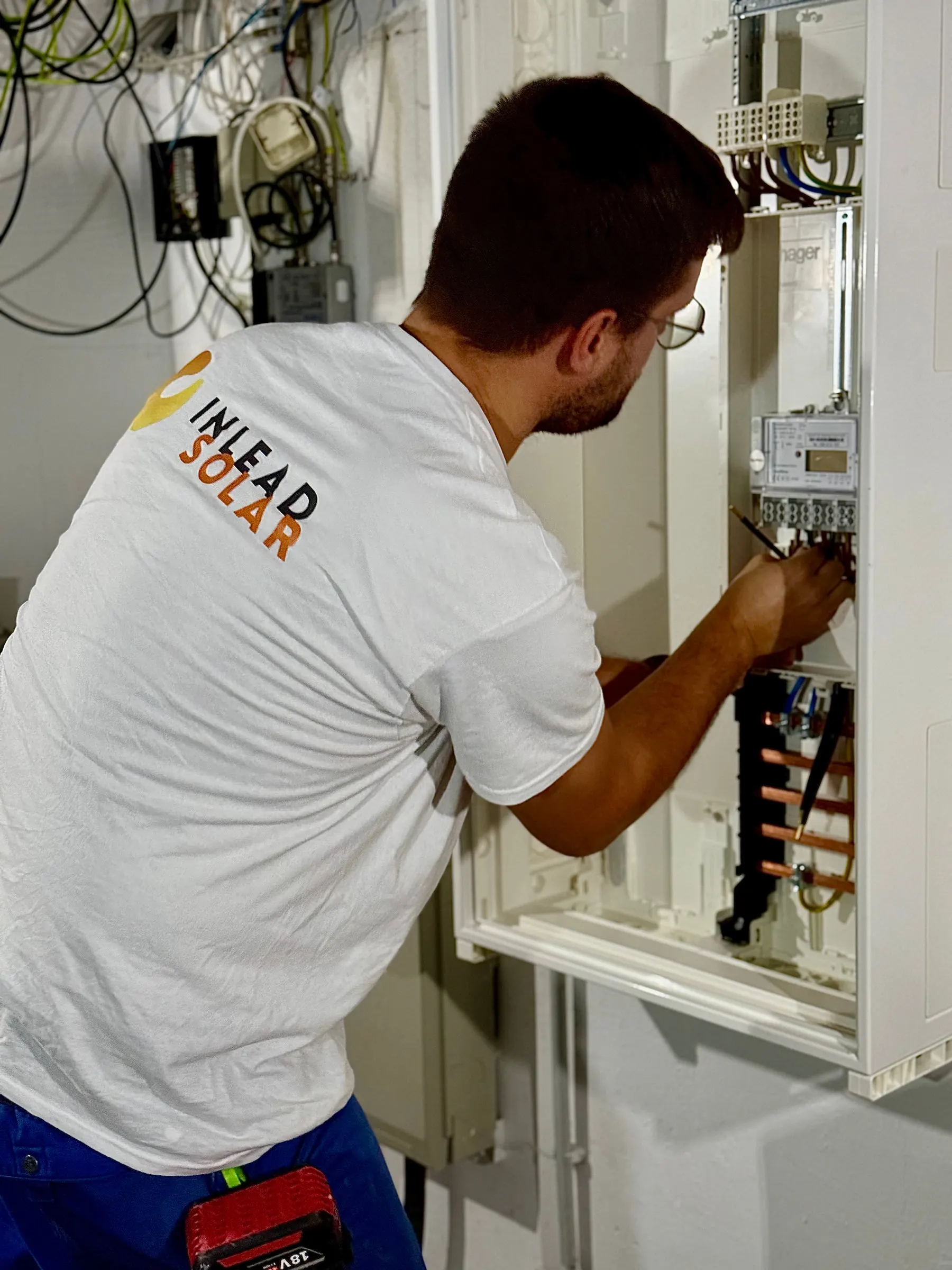 Elektriker bei der Arbeit am Zählerschrank