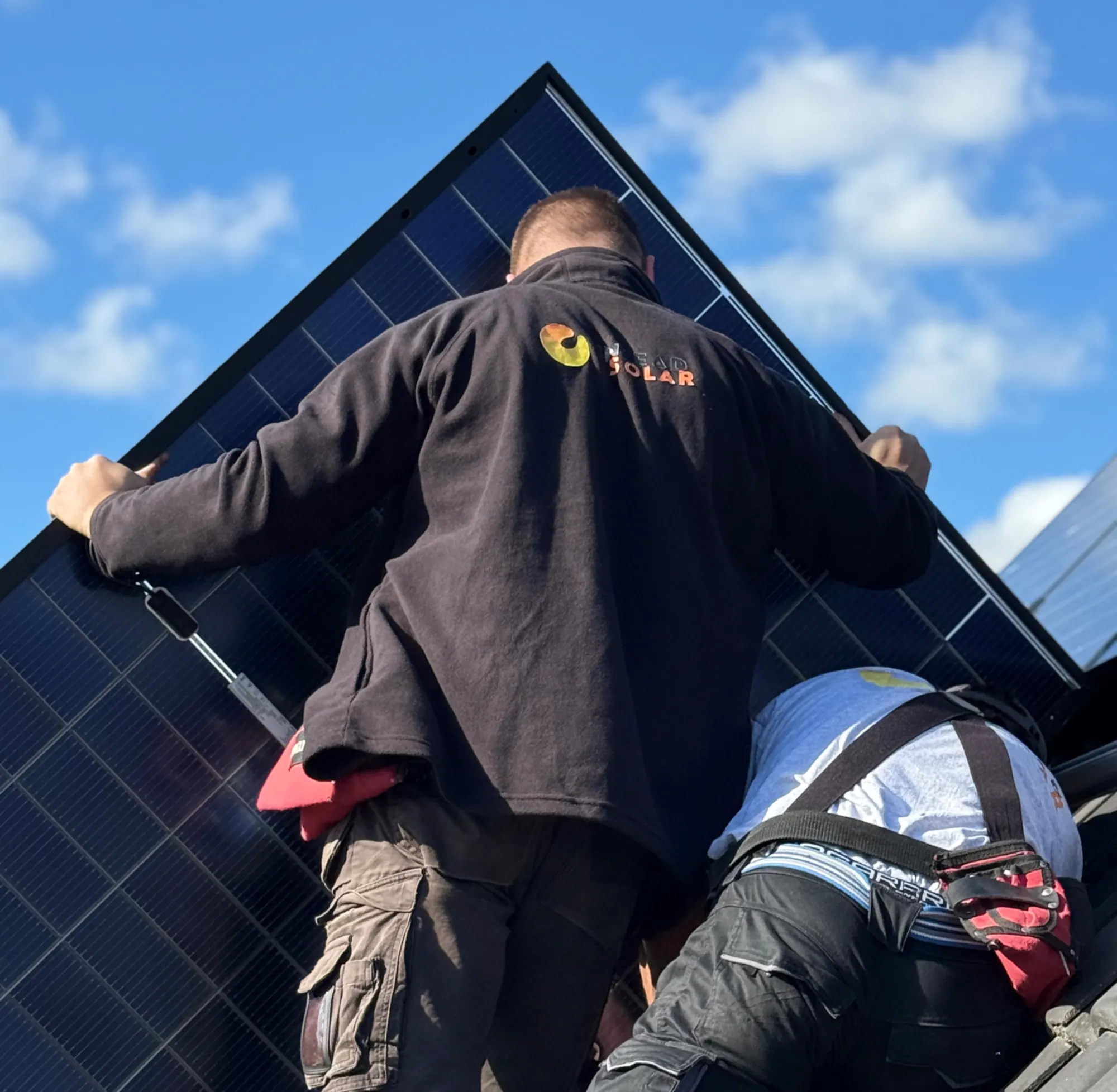 Montage der Solarmodule auf dem Dach