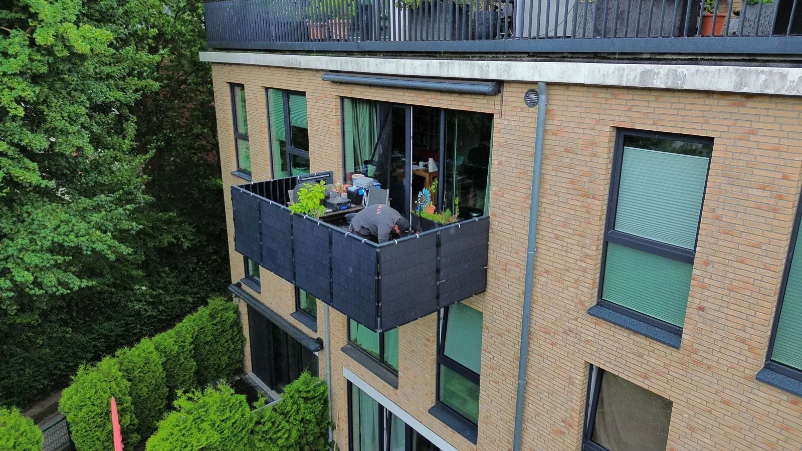 Anker SOLIX Pro 3 am Balkon in Hamburg – realisiert von Inlead Solar