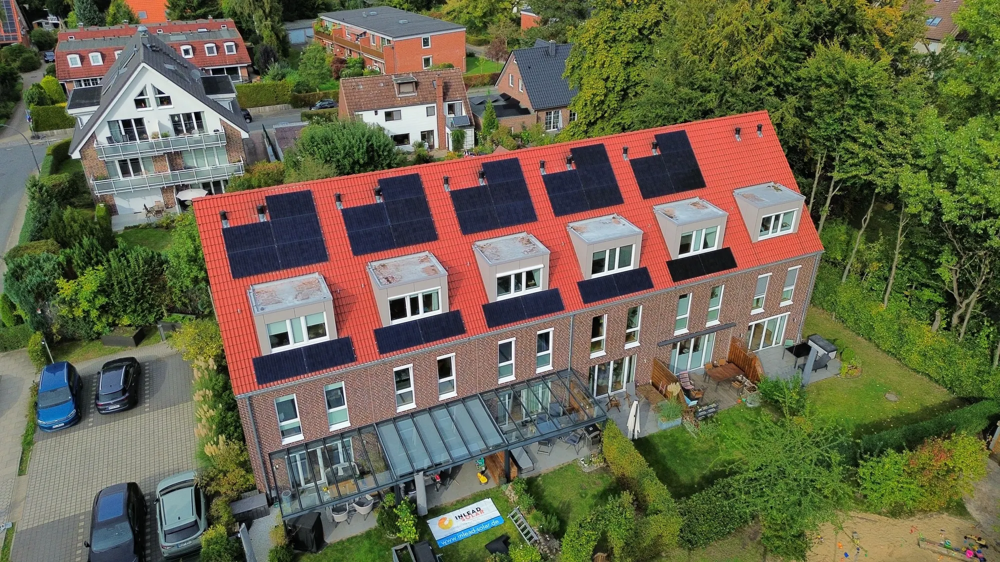 Reihenhauszeile mit Photovoltaik auf allen Dächern – realisiert von Inlead Solar
