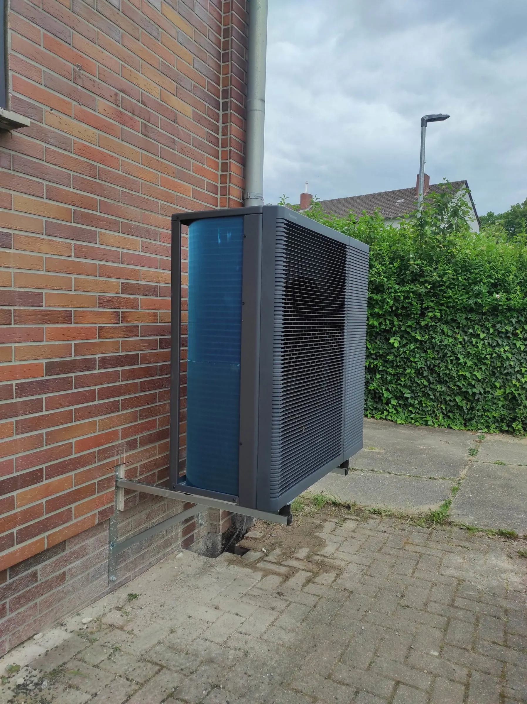 Von Inlead Solar installierte Wärmepumpe an einem Einfamilienhaus