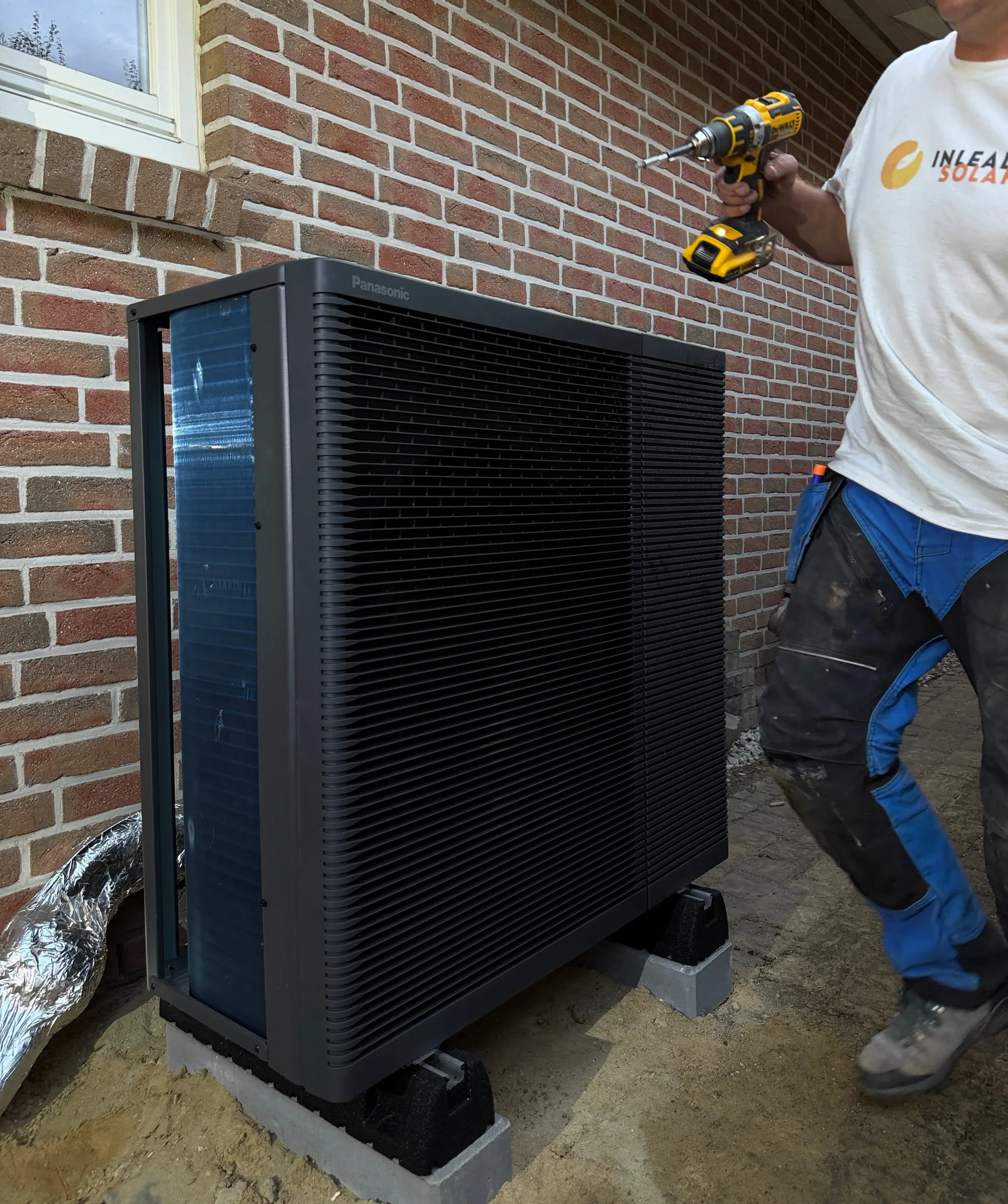 Monteur bei der Installation einer Wärmepumpe